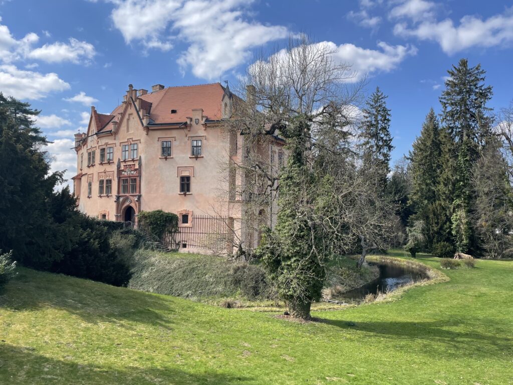Schloss Vrchotovy Janovice südlich von Prag