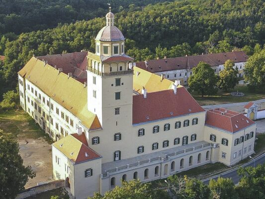 0. Zamek Moravsky Krumlov Cropped 1